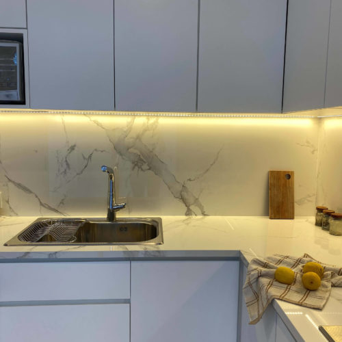 Detalle de mesada y revestimiento de fondo en Dekton calacatta natura.