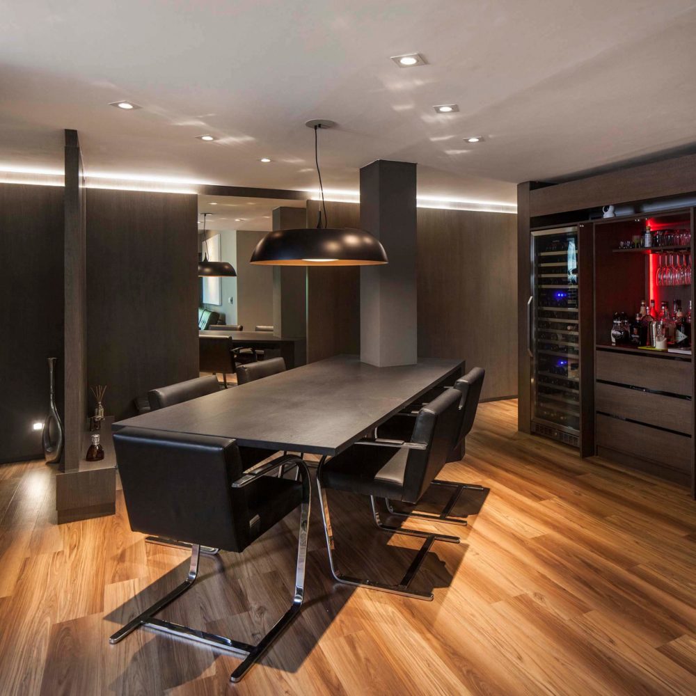 Comedor de Martinez con mesa principal en Dekton sirius.
