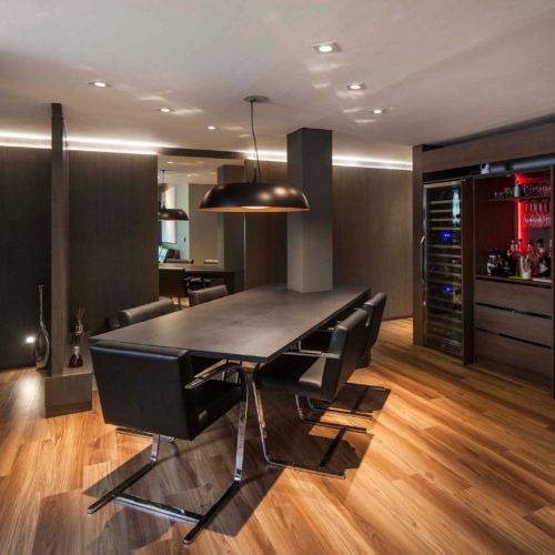 Comedor de Martinez con mesa principal en Dekton sirius.