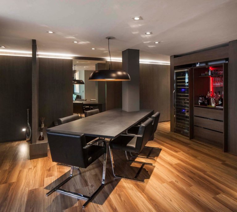 Comedor de Martinez con mesa principal en Dekton sirius.