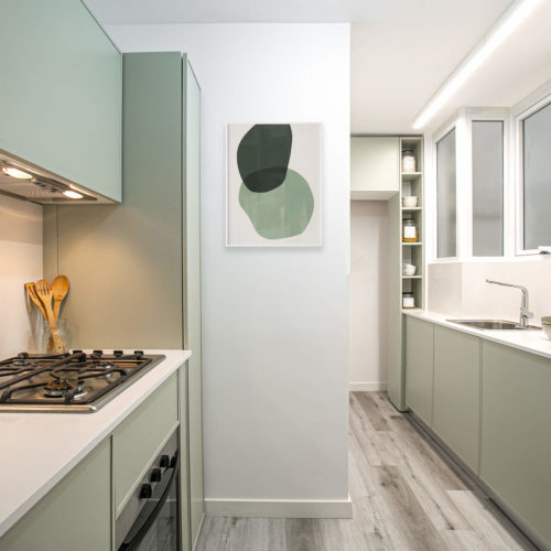 Cocina Rodriguez Peña con mesadas en Silestone miami white.