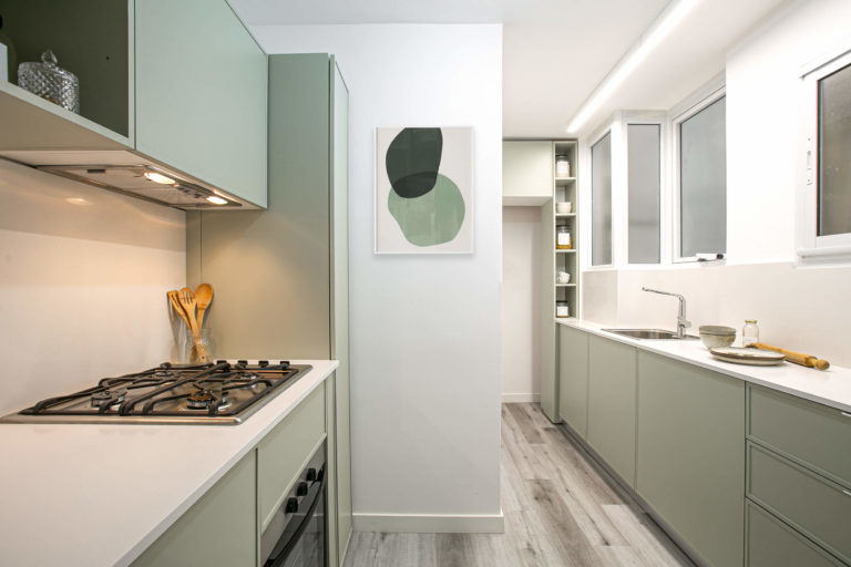 Cocina Rodriguez Peña con mesadas en Silestone miami white.