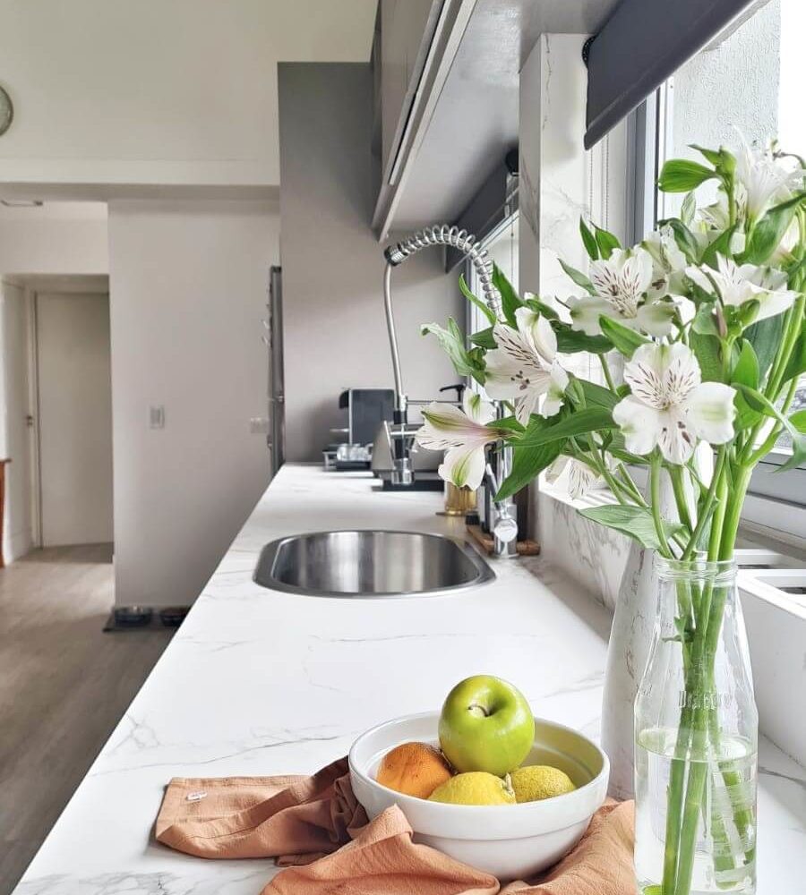 Mesada de cocina y revestimiento de fondo en Dekton aura.
