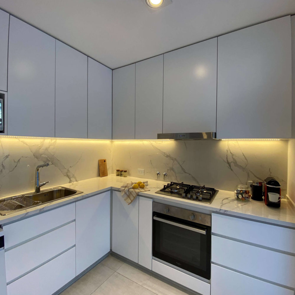 Cocina de Condarco con mesada en Dekton calacatta natura.