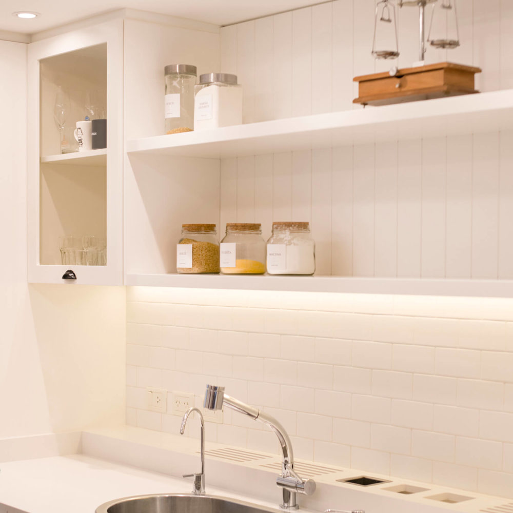 Detalle de mesada de cocina en Silestone miami white.