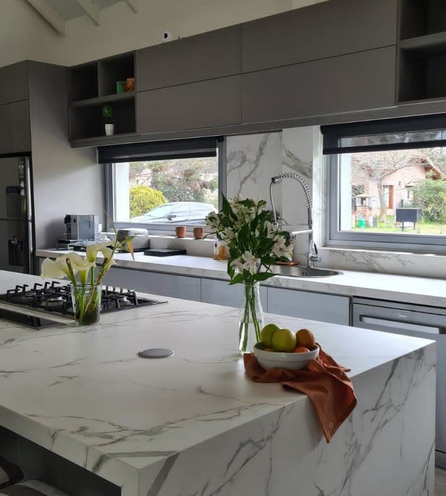 Mesada de cocina, isla y revestimiento de fondo en Dekton aura.