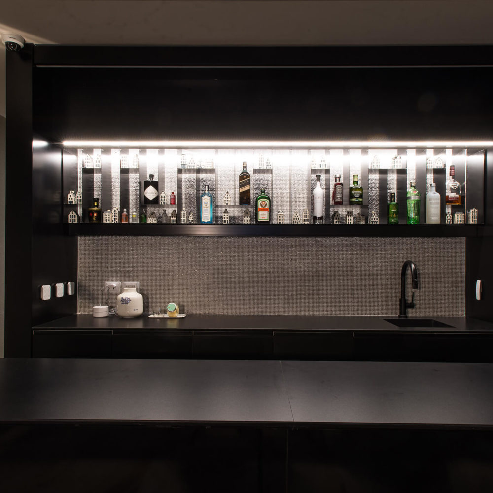 Mesadas de bar de Graham Bell en Dekton domoos.