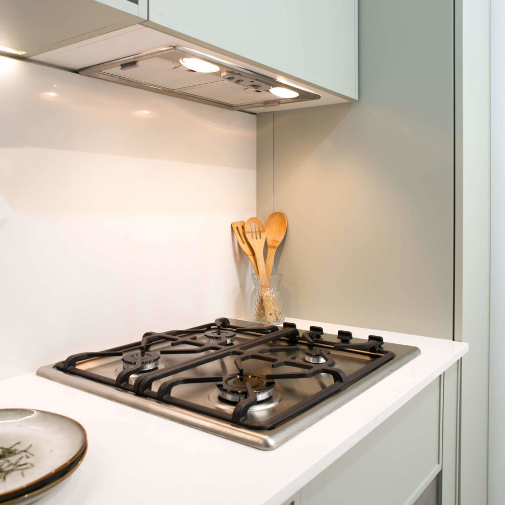 Detalle de cocina de Rodriguez Peña con mesada en Silestone miami white.