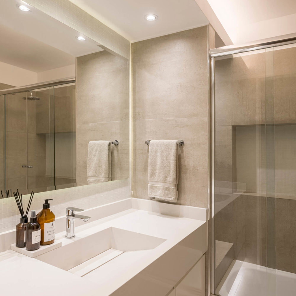 Baño de Araoz con mesada con bacha incorporada en Dekton calacatta natura.