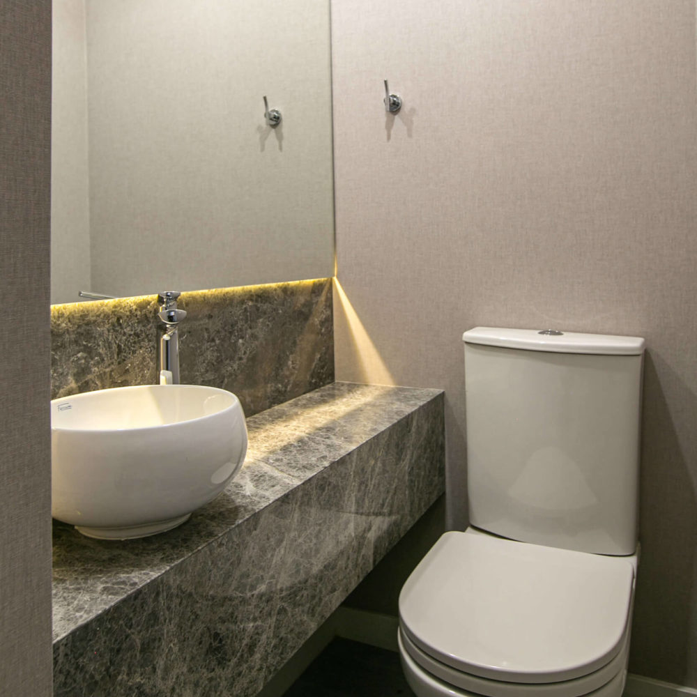Toilette de Rodriguez Peña con mesada en mármol emperador grey.