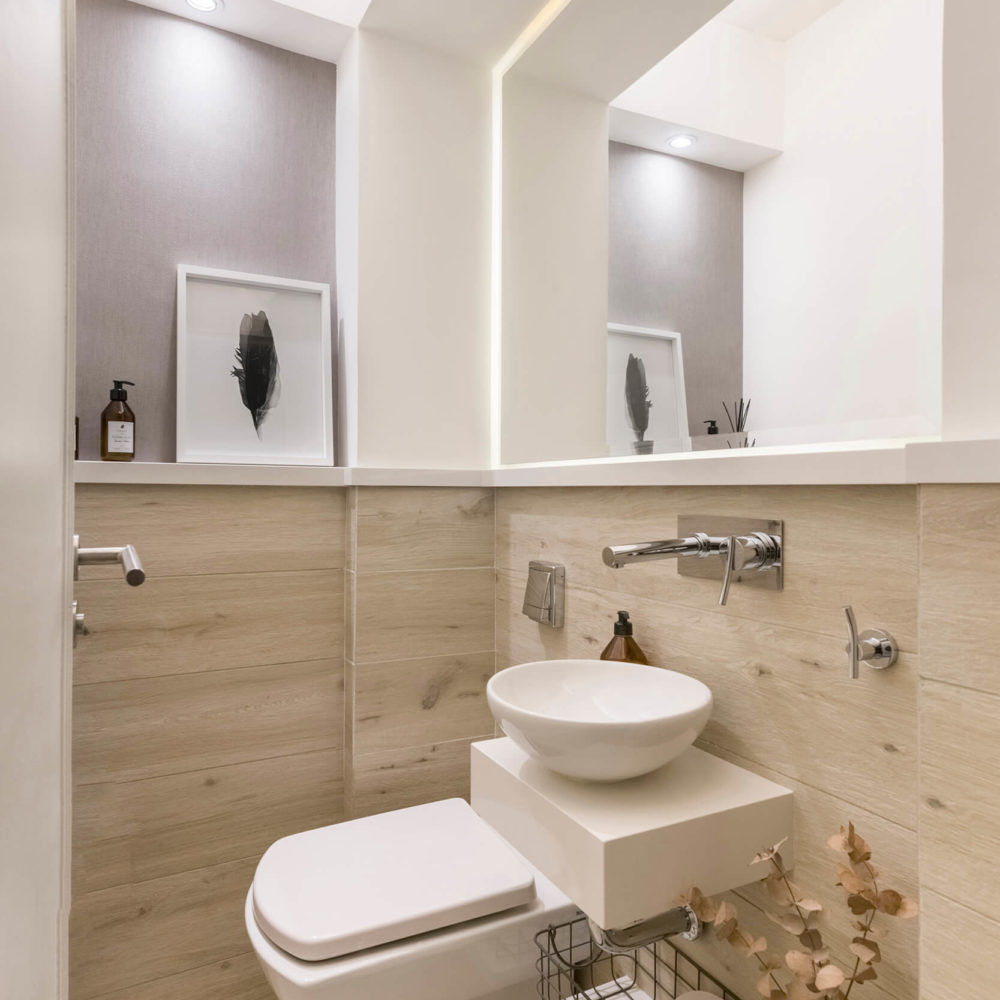 Toilette de Araoz con mesada en Dekton calacatta natura.