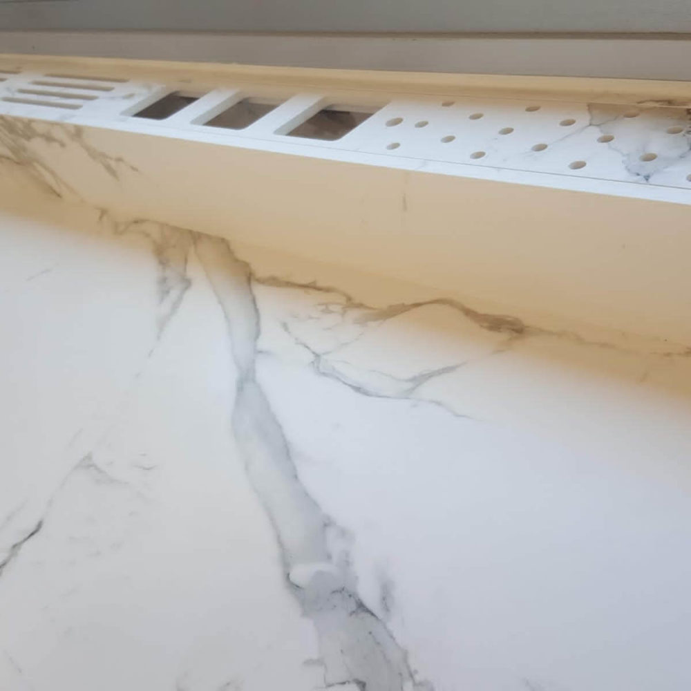 Detalle de revestimiento de fondo en Dekton aura.