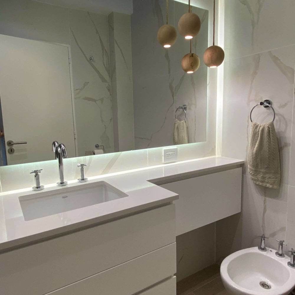 Baño de Condarco con mesada en Silestone miami white.