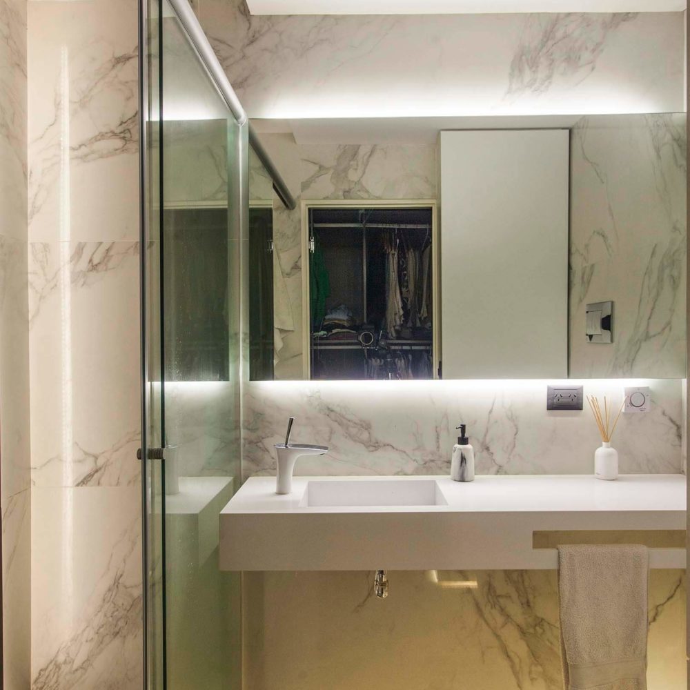 Baño de Martinez con mesada con bacha incorporada en Silestone blanco zeus.