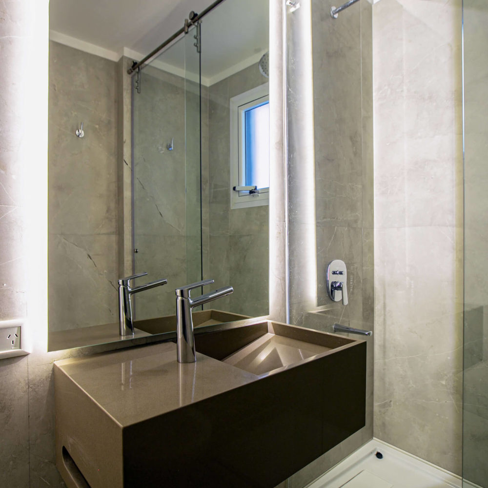 Baño de Rodriguez Peña con mesada con bacha incorporada en Silestone unsui.