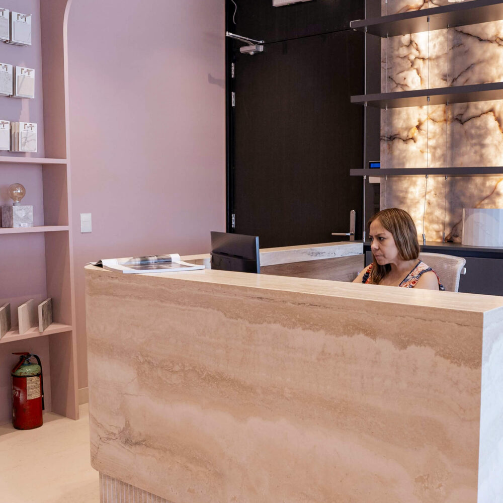 Recepción del estudio con mostrador en Travertino Navona Taponado.