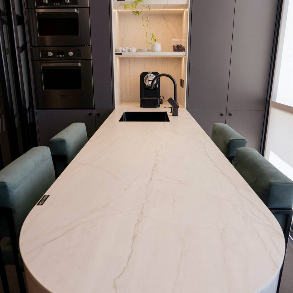 Detalle de la cocina del estudio con mesada y nicho en Dekton Neural.