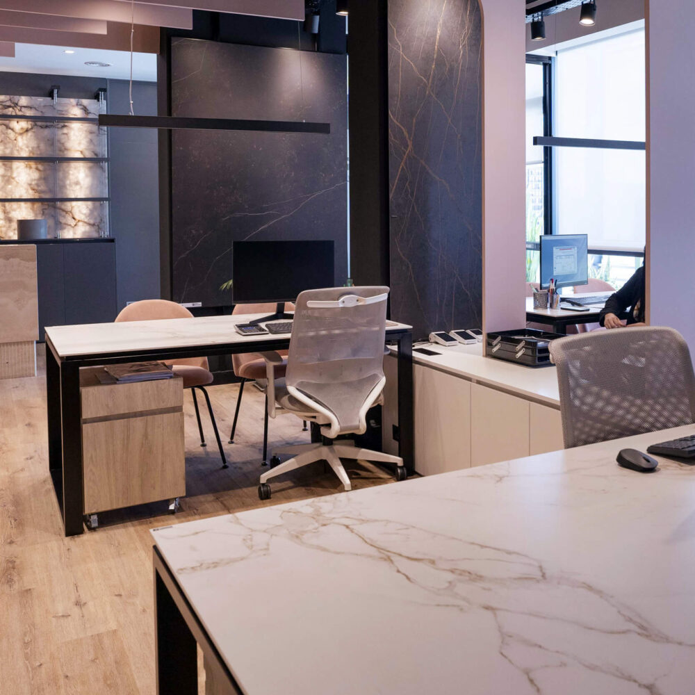 Escritorios de trabajo en Dekton Entzo, del personal comercial.