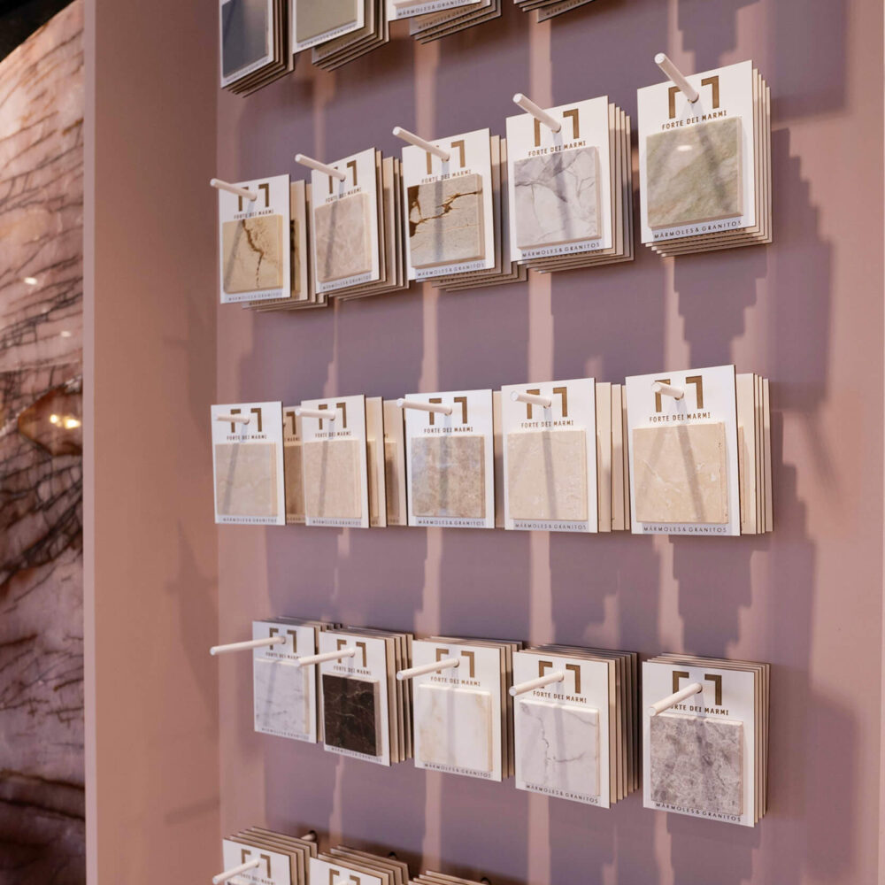 Pared con muestrarios colgantes de materiales.